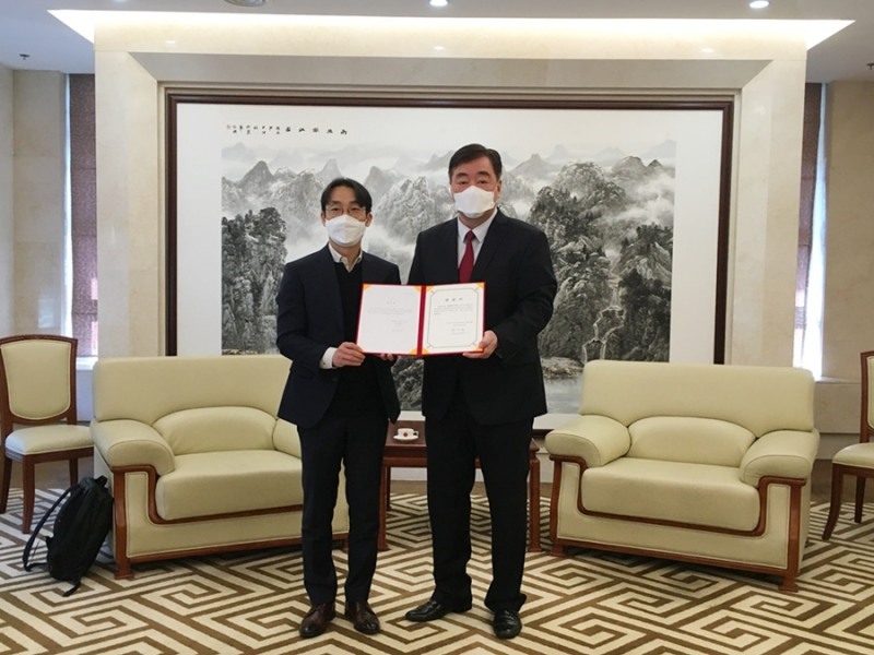 제이엘케이 김동민 대표(좌), 중국대사관에서 싱하이밍 주한 중국대사(우)와