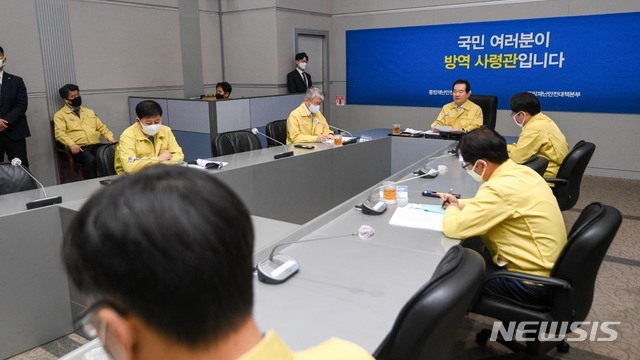 정세균 국무총리가 13일 오전 서울 세종로 정부서울청사에서 열린 코로나19 중앙재난안전대책본부 회의를 주재하고 있다.