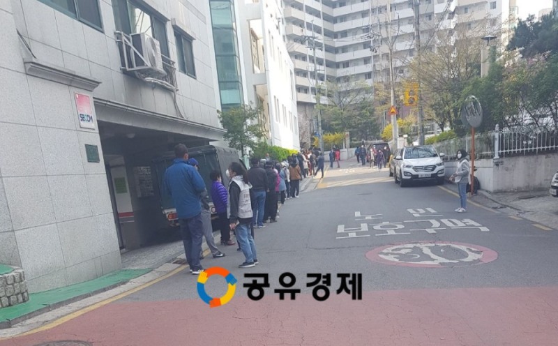 제21대 국회의원선거 사전투표날인 11일 쌍문2동사전투표소 도봉노인종합복지관에 투표를 하려는 시민들의 발길이 이어지고 있다./사진=공유경제신문