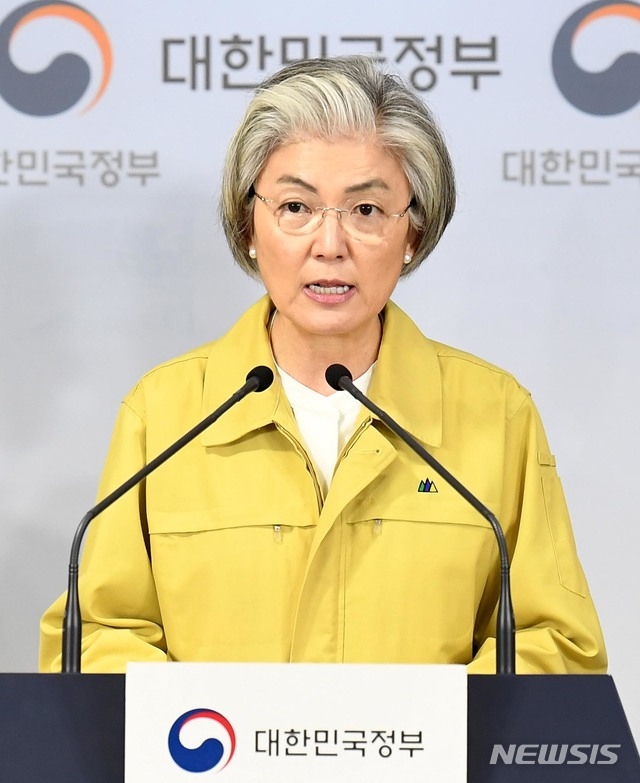 강경화 외교부 장관이 지난 2일 오전 서울 종로구 세종대로 정부서울청사 합동브리핑룸에서 제 21대 국회의원 선거 대국민 담화문을 발표하고 있다.