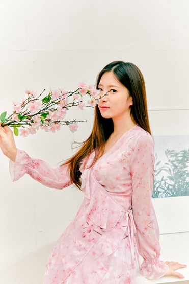 디시즌 벚꽃원피스 사진, 모델 아이돌학교 이해인