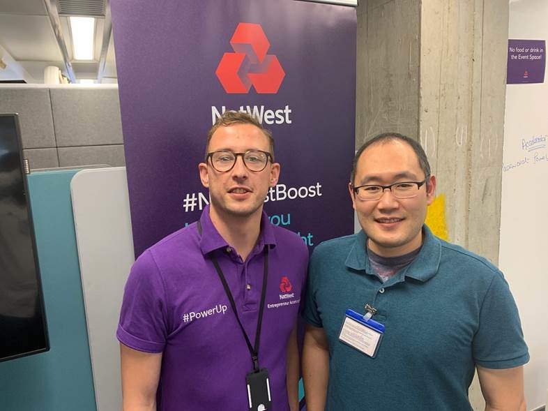 블루바이저 권준영 상무(오른쪽)가 2019년 영국 현지에서 열린 오리엔테이션에서 냇웨스트 관계자와 기념촬영을 하고 있는 모습