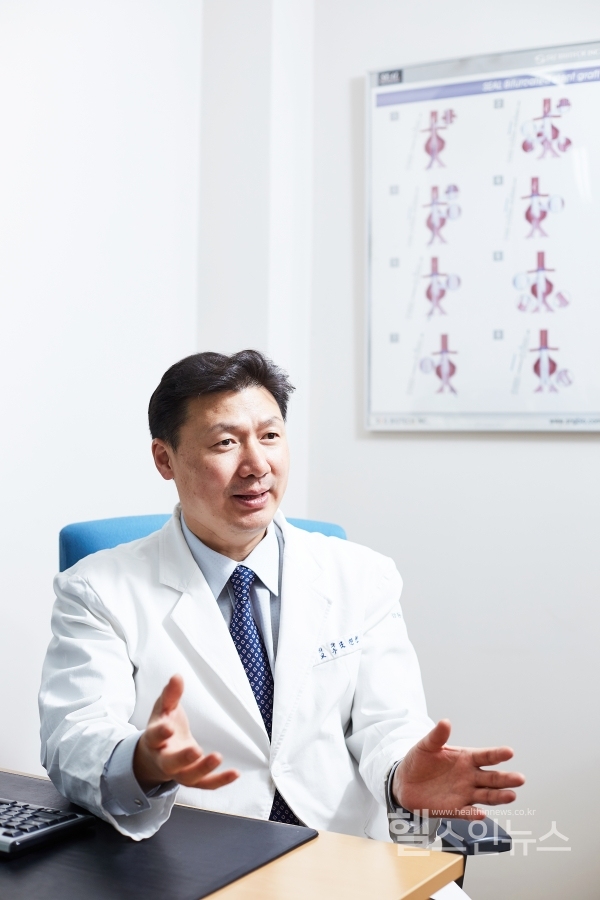 걸그룹쥬얼리출신조민아가투병중인레이노증후군은완치가어려워평소생활습관개선등관리가필요하다.사진은강동경희대학교병원혈관외과조진현교수가레이노증후군에대해설명하는모습.