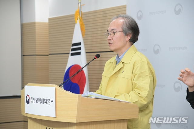 권준욱 질병관리본부 중앙방역대책본부 부본부장이 7일 오후 2시10분 충북 오송 질병관리본부에서 열린 신종 코로나 바이러스 감염증(코로나19) 정례브리핑에서 발언하고 있다.