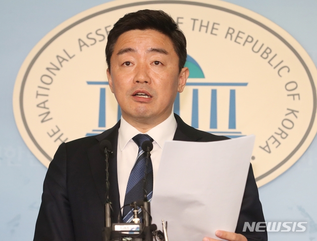 강훈식 더불어민주당 수석대변인이 지난 3월9일 서울 여의도 국회 정론관에서 "민주당은 오늘부터 코로나19와의 전쟁을 선포한다"고 밝혔다.