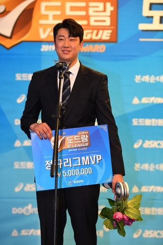 올 프로배구 자유계약선수 최대어인 나경복이 3년 13억5천만원에 원소속팀인 우리카드와 계약했다.