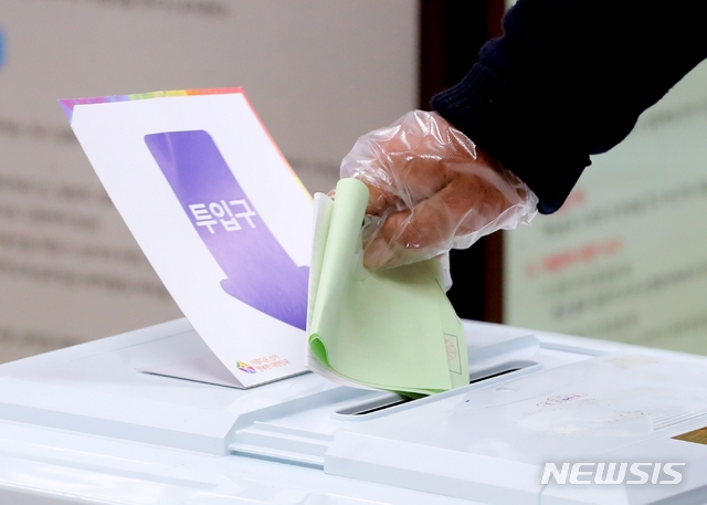 제21대 국회의원 선거일인 15일 오전 제주시 노형동 제4투표소에서 한 유권자들의 투표가 이어지고 있다.