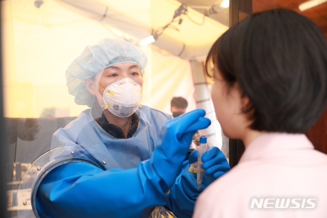 울산대학교병원 워킹스루 선별진료소 검체채취 모습