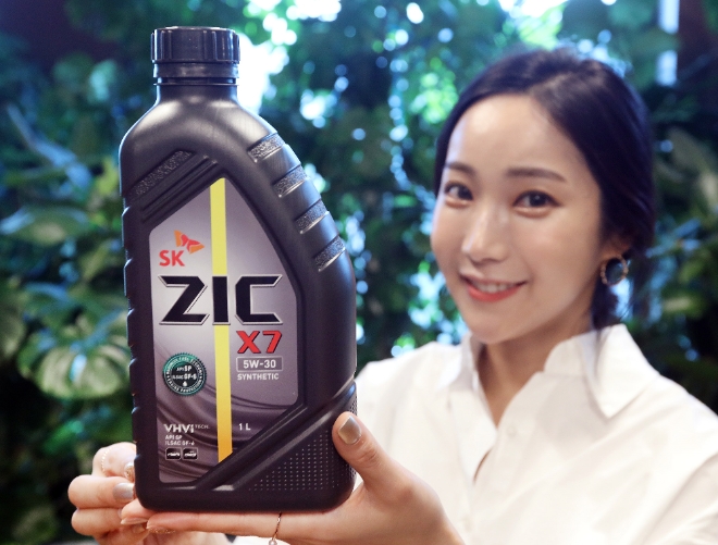 (사진=SK루브리컨츠) SK루브리컨츠가 5월 자동차 엔진오일에 새롭게 적용되는 국제 규격을 충족하는 SK지크 프리미엄 엔진오일 신제품을 16일 공개했다. 신제품은 엔진 보호 성능이 뛰어나고 자동차 연비를 높여준다.