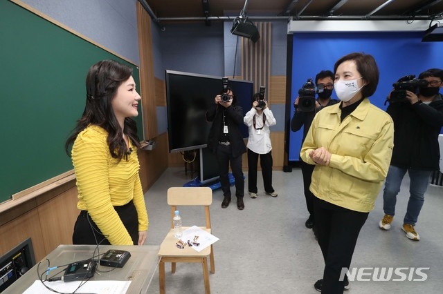 유은혜 사회부총리 겸 교육부 장관이 8일 경기도 고양시 EBS를 찾아 신종 코로나바이러스 감염증(코로나19) 대응 방안에 대한 브리핑을 들은 뒤 현장을 둘러보고 있다.