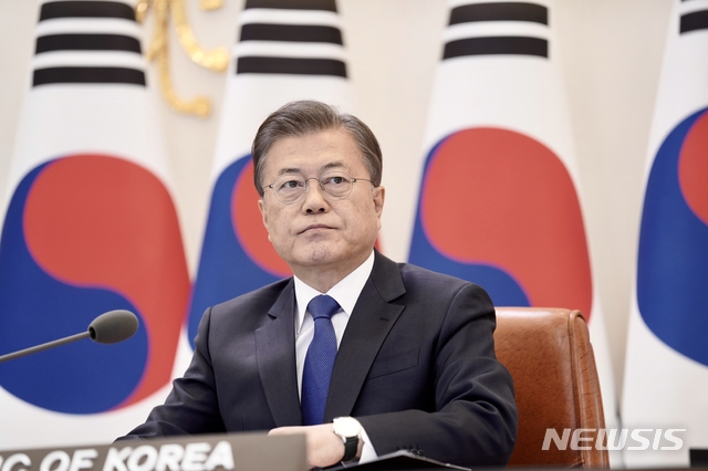 문재인 대통령이 14일 오후 청와대 본관 집무실에서 코로나19 공동 대응을 위한 ‘아세안+3 특별 화상 정상회의’를 시작하기 전 모니터를 바라보고 있다.