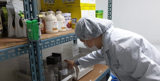 한국식품안전관리인증원에서 나온 평가원이 위생등급제 신청 음식점의 위생수준을 점검하고 있다./사진=여수시