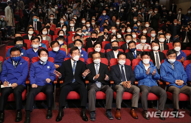 더불어민주당 이해찬, 이낙연 공동상임선대위원장, 더불어시민당 우희종·최배근·이종걸 상임공동선대위원장 등 당직자들이 15일 서울 여의도 국회의원회관에 마련된 합동 상황실에서 제21대 국회의원 선거 출구조사 결과를 시청하면서 박수치고 있다.