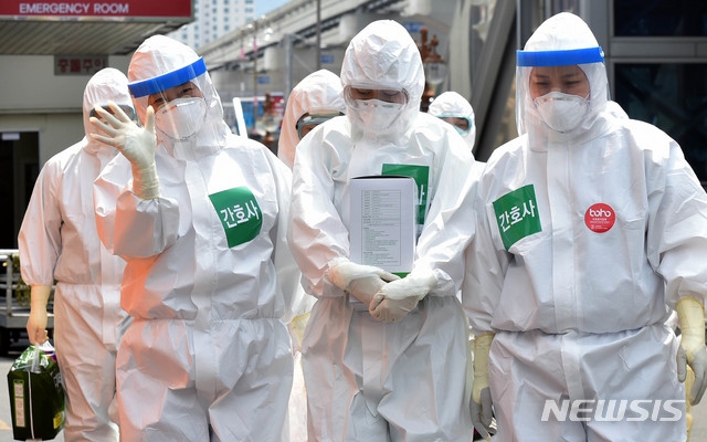 신종 코로나바이러스 감염증(코로나19) 대구지역 신규 확진자 수가 지난 2월 18일 대구 확진자(31번)가 나온 이후 52일 만에 처음으로 0명으로 떨어진 10일 오후 대구 중구 계명대학교 대구동산병원에서 의료진이 병동으로 향하며 손을 흔들고 있다.