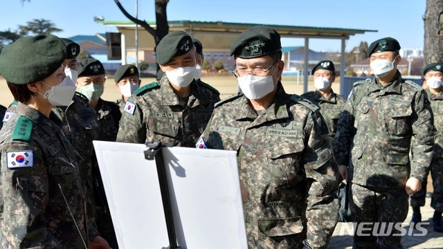 서욱 육군참모총장이 지난 2월 5일 충남 논산 육군훈련소에 설치된 능동감시시설을 방문해 관계자로부터 신종 코로나바이러스 예방 대책에 대해 보고받고 있다. 사진=육군제공. 뉴시스