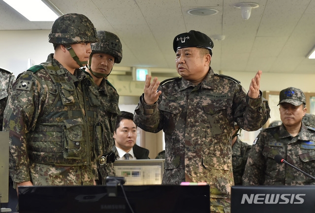 박한기(가운데) 합참의장이 지난 24일 해안 경계부대를 방문해 현장을 점검하고 있다.