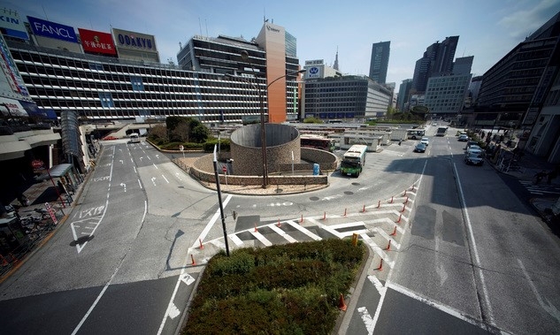 지난 17일 점심시간에 보통 사람이 붐비던 번화가 일본 도쿄 신주쿠가 텅 비어있다. 앞서 지난 16일 아베 신조 총리는 신종 코로나바이러스 감염증(코로나19) 확산을 막기 위해 긴급사태 선언 발령 지역을 기존 7개 지역에서 전국으로 확대했다.