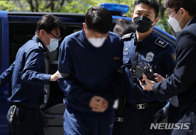 라임자산운용 사태 연루 의혹을 받고 있는 김모 청와대 전 행정관이 18일 오후 서울 양천구 서울남부지방법원에서 열린 영장실질심사에 출석하고 있다. 사진=뉴시스