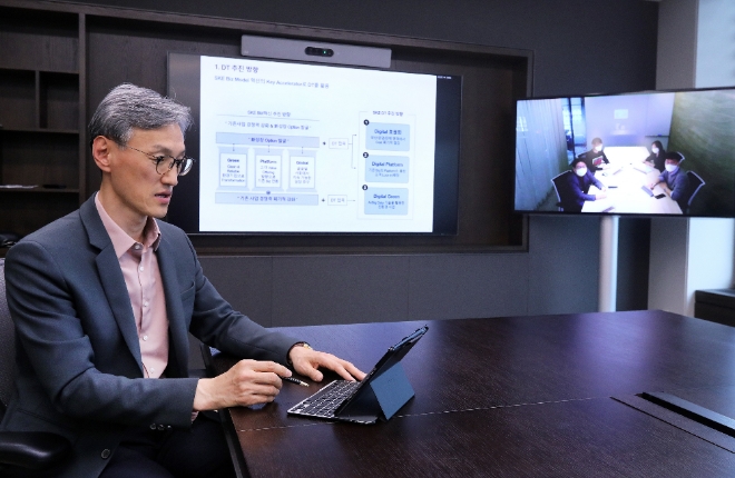 (사진=SK이노베이션) SK에너지 조경목 사장이 최근 화상회의로 진행한 ‘행복 디자인 밸리’에서 SK에너지 디지털 트랜스포메이션 추진 전략을 논의하고 있다.