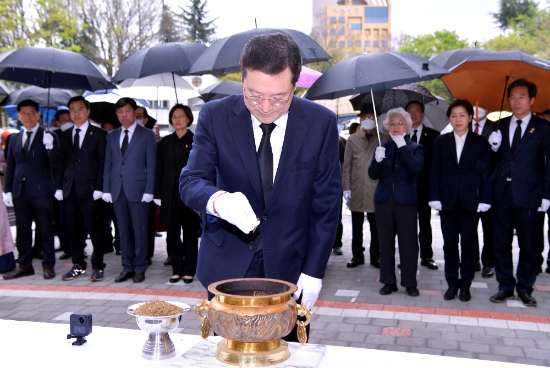 이용섭 광주광역시장이 '제60주년 4·19혁명 기념일'인 19일 오전 남구 광주공원 4·19추모비를 찾아 헌화·분향을 하고 있다./사진=광주광역시