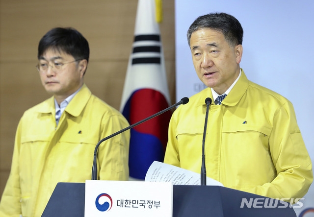 박능후 보건복지부 장관이 4일 오전 서울 종로구 정부서울청사에서 코로나19 대응 중앙재난안전대책본부 온라인 정례브리핑을 하고 있다.