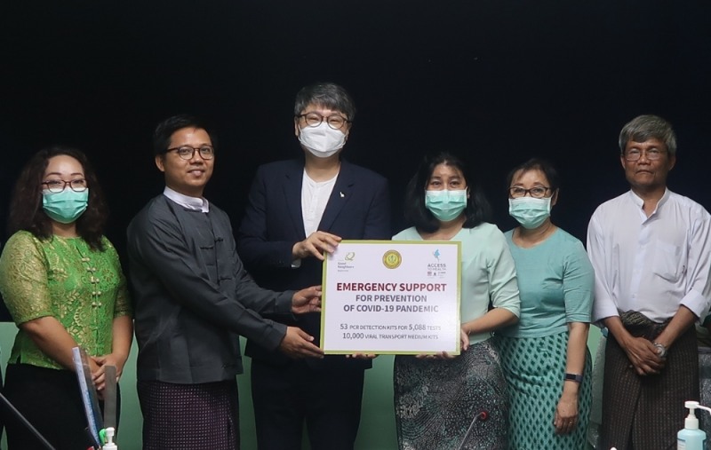 왼쪽 두 번째부터 UNOPS 담당자, 장은창 굿네이버스 미얀마 대표, 미얀마 정부 관계자.