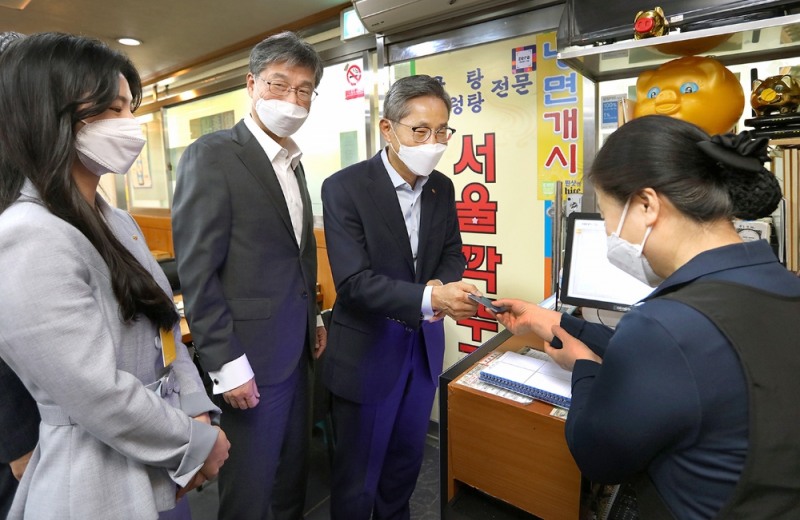 17일 여의도본점 인근 식당에서 KB금융그룹 윤종규 회장(왼쪽에서 세번째)과 KB국민은행 허인 은행장(왼쪽에서 두번째)이 직원들과 점심식사 후 ‘착한 소비 운동’에 동참하는 모습. 사진=KB국민은행