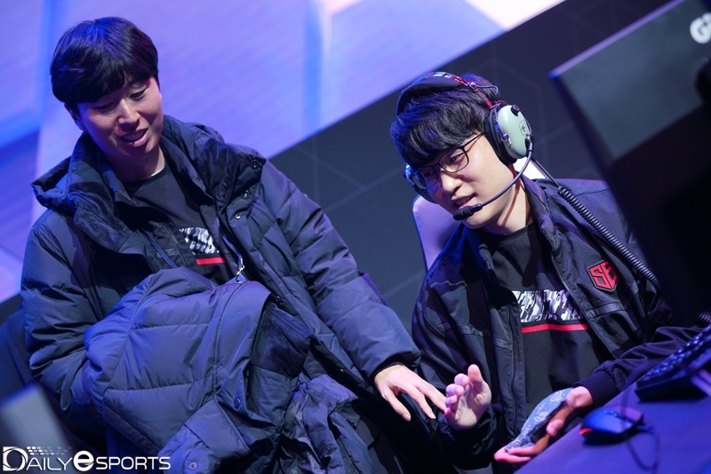 감독 대행으로 임명된 정명훈 멘탈 코치(왼쪽).