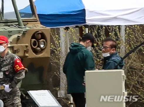 잉글랜드 프로축구(EPL) 토트넘 손흥민(28)이 20일 오후 제주도 해병 9여단 입소를 위해 제주 서귀포시 대정읍 상모리에 위치한 해병대 91대대에 들어가고 있다. 2018 자카르타-팔렘방 아시안게임 남자축구 금메달리스트로 병역 특례혜택 대상자인 손흥민은 다음 달 8일 까지 약 3주간 기초군사훈련을 받는다. 사진=뉴시스