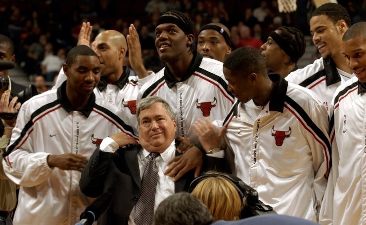 제리 크라우스 전 시카고 불스 단장은 구단주의 두터운 신임을 바탕으로 조던 등 선수들과 불화를 일으켰으나 뛰어난 운영 능력을 보여주었다. 사진은 불스 선수들과 포즈를 취한 크라우스 전 단장.