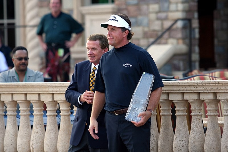 필 미켈슨과 함께 한 팀 핀쳄 전 PGA 투어 커미셔너(왼쪽). 