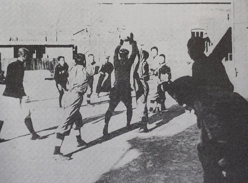 YMCA 뒷뜰에서 열린 우리나라 최초의 농구경기 모습. 농구는 YMCA 간사인 질레트가 1907년에 소개했다.