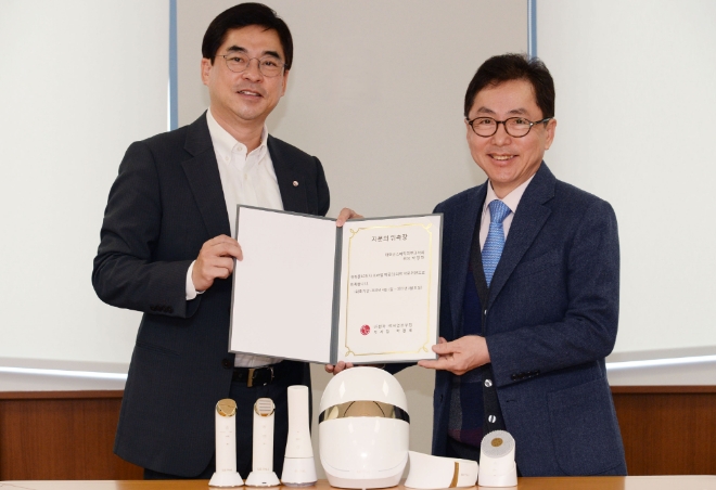 (사진=LG전자) LG전자가 뷰티 관련분야 전문가들로 구성된 LG 프라엘 피부과학 자문단을 운영하며 홈뷰티기기 핵심기술 연구개발에 가속도를 낸다. 서울 영등포구 LG 트윈타워에서 열린 자문단 위촉식에서 LG전자 HE사업본부장 박형세 부사장(사진 왼쪽)과 박경찬 분당서울대학교병원 피부과 교수가 포즈를 취하고 있다.