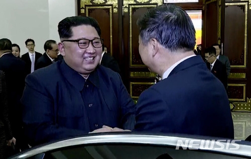 조선중앙TV는 김정은 국무위원장이 17일 중국공산당 중앙대외연락부 쑹타오 부장과 중국 예술단원들을 위해 만찬을 열었다고 18일 보도했다.