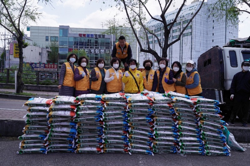 취약계층 백미 전달하는 봉사원들