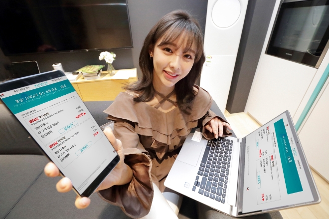 (사진=KT) KT 모델이 KT 홈페이지에서 통신 정보를 바탕으로 추가로 받을 수 있는 금융 서비스 혜택을 조회해 보고 있는 모습