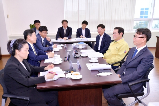 이용섭 광주광역시장이 22일 오후 북구 한국전자통신연구원(ETRI) 호남권 연구센터 내 인공지능(AI) 산업 융합사업단을 방문해 장석영 과학기술정보통신부 제2차관과 면담을 갖고 인공지능 직접단지 조성사업 조기완공을 위한 국비 지원 등을 요청하고 있다./사진=광주광역시