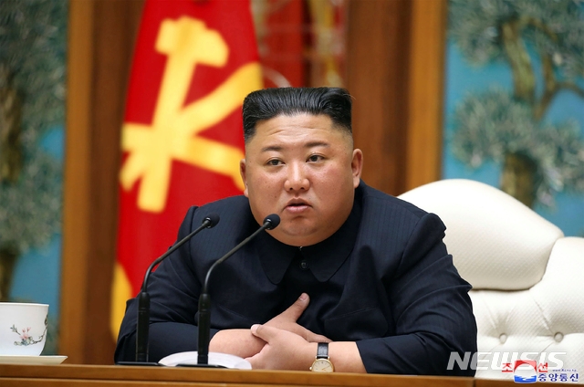 김정은 북한 국무위원장이 지난 11일 평양에서 노동당 중앙위원회 정치국 회의를 주재하고 있다.