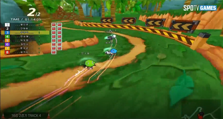 1위로 달리는 황인호가 인코스를 내주자 곧바로 치고 들어가는 전대웅.