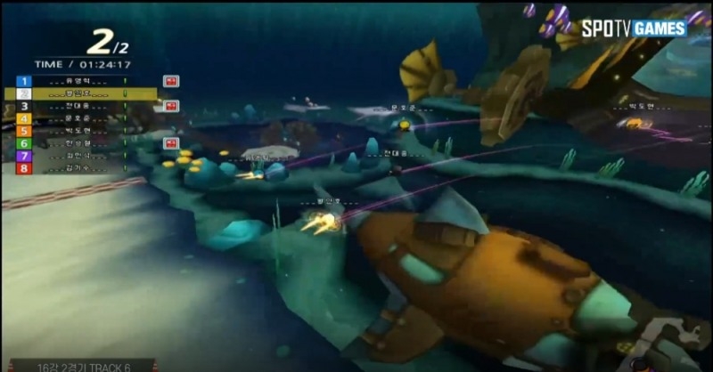 인코스로 점프를 하고 있는 문호준.