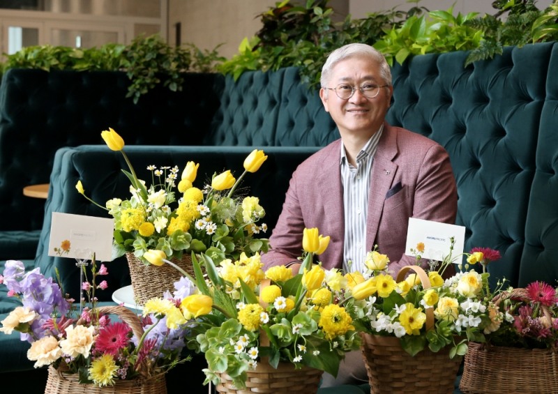 서경배 회장, '플라워 버킷 챌린지' 캠페인 동참... 태영그룹 윤석민 회장 지명
