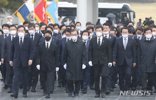 이해찬 더불어민주당 대표가 17일 오전 서울 동작구 국립서울현충원을 찾아 현충탑에 참배하고 있다. 이날 현충원은 더불어민주당 이인영 원내대표, 이낙연 상임선대위원장, 더불어시민당 우희종·최배근 공동대표와 더불어민주당-더불어시민당 당선자들과 함께 했다.