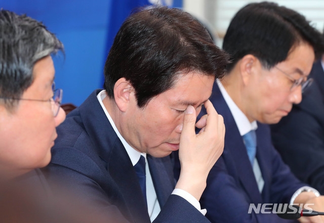 이인영 더불어민주당 원내대표가 23일 서울 여의도 국회에서 열린 더불어민주당 정책조정회의에 참석해 회의 자료를 확인하고 있다.