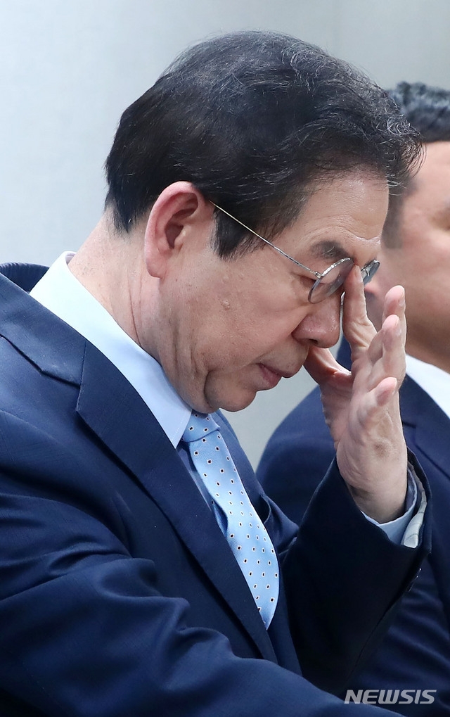 박원순 서울시장이 23일 오전 서울시청 브리핑룸에서 자영업자 생존자금 지원대책 발표를 하기 앞서 안경을 고쳐쓰고 있다. 사진=뉴시스