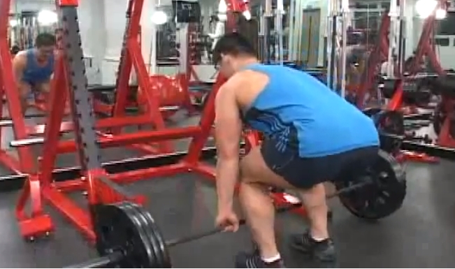 전신운동인 데드리프트 자세.
