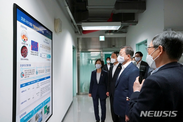 문재인 대통령이 9일 오전 경기 성남시 한국파스퇴르연구소 연구 시설에서 류왕식 연구소장에게 신종 코로나바이러스 감염증(코로나19) 대응 약물 재창출에 대한 설명을 듣고 있다.