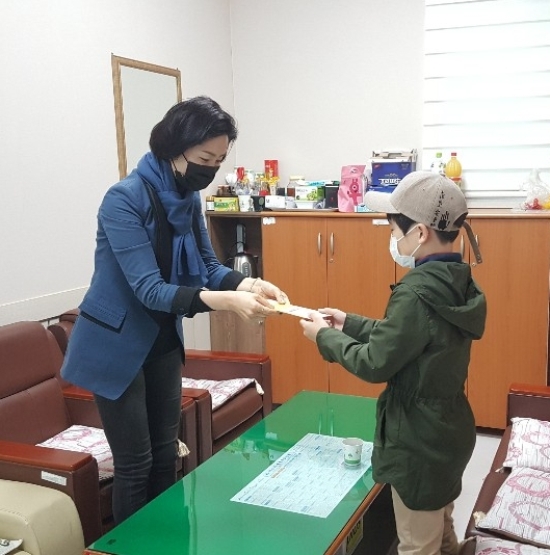 지난 23일 한 초등학생이 둔덕동주민센터에 찾아와 코로나19 취약계층에 써달라며 그동안 모은 용돈 20만 원을 기부했다./사진=여수시