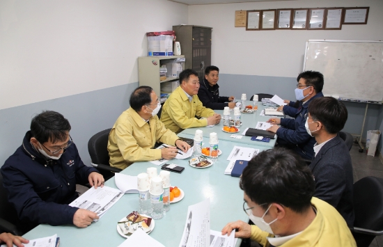 24일 군청 소회실에서 무안군 김산군수는 코로나19 기업 위기극복 공무원 '1기업1담당제' 운영회의를 가졌다/사진=무안군