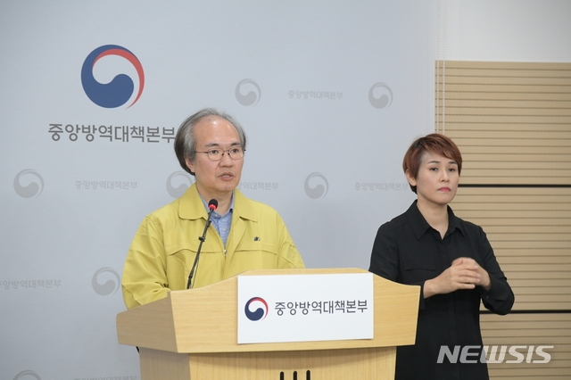권준욱 질병관리본부 중앙방역대책본부 부본부장이 지난 7일 오후 2시10분 충북 오송 질병관리본부에서 열린 신종 코로나 바이러스 감염증(코로나19) 정례브리핑에서 발언하고 있다.