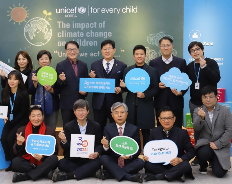 한국암웨이미래재단 ‘코로나19 국내 취약 어린이 돕기’ 성금 기부